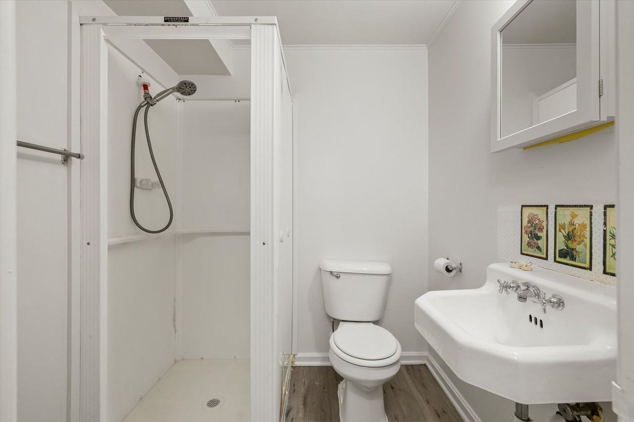 820 W Franklin St - Photo 7 of 8