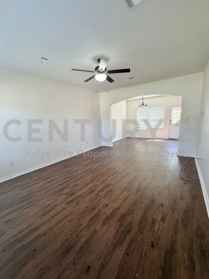 102 Bridle Ct - Photo 3 of 11