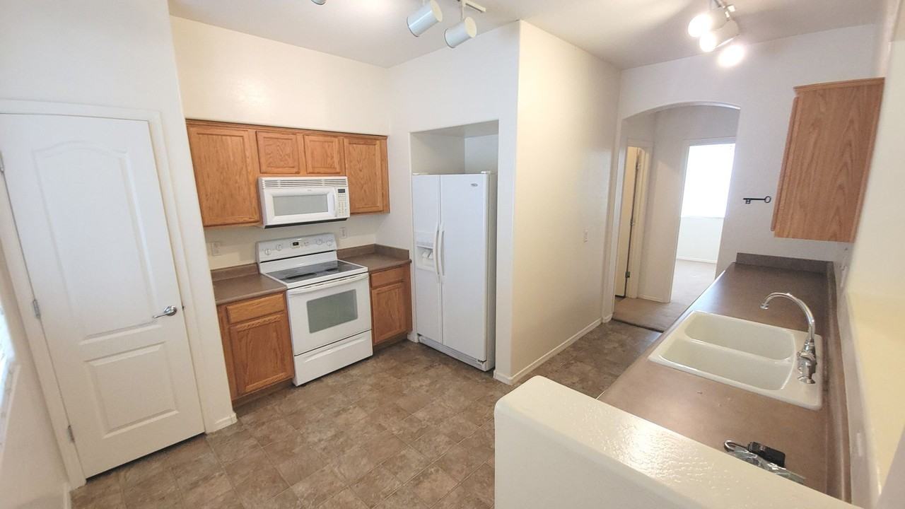 991 E Cantebria Dr - Photo 6 of 19