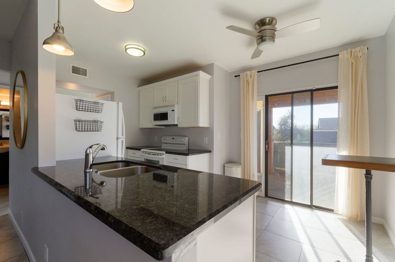 1530 S Columbus Blvd #8 - Photo 4 of 10