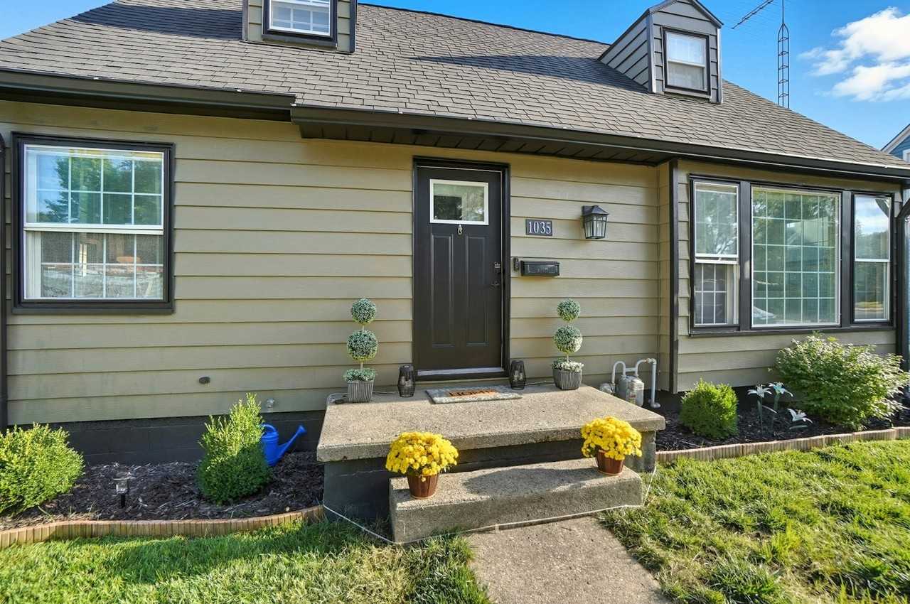 1035 Mayfair Rd S - Photo 3 of 45