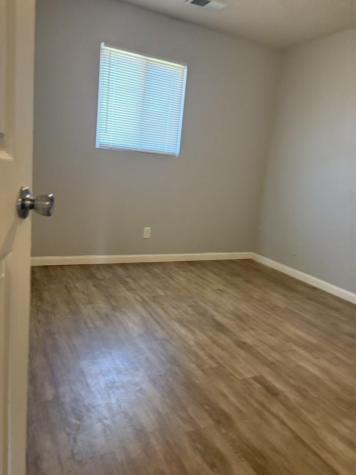 824 East Ridgely Avenue - Photo 2 of 5