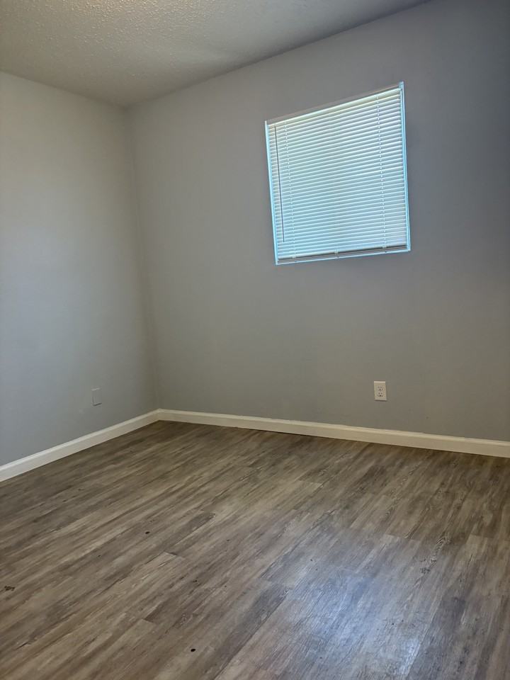 824 East Ridgely Avenue - Photo 4 of 5