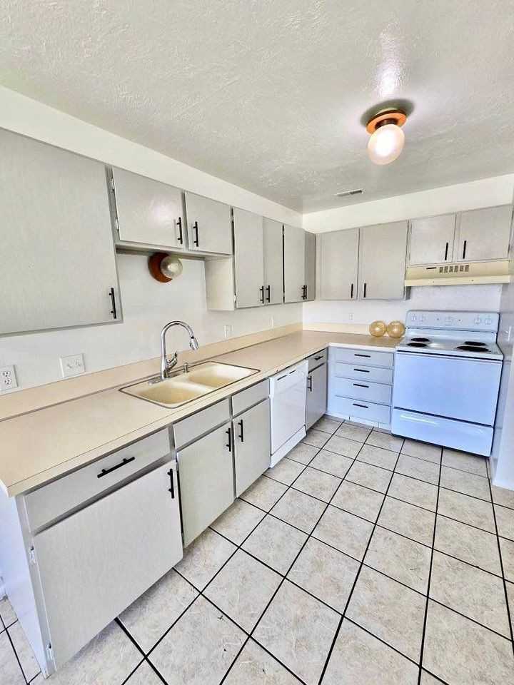 Meadow Park Townhomes - Photo 5 of 17