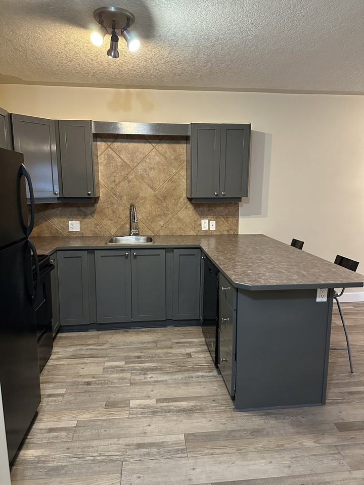 310 22 Ave Sw - Photo 3 of 4