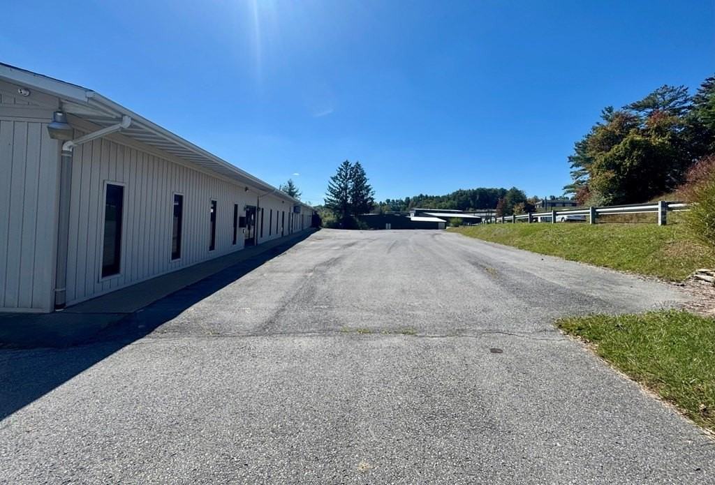 315 Harper Park Dr - Photo 4 of 35