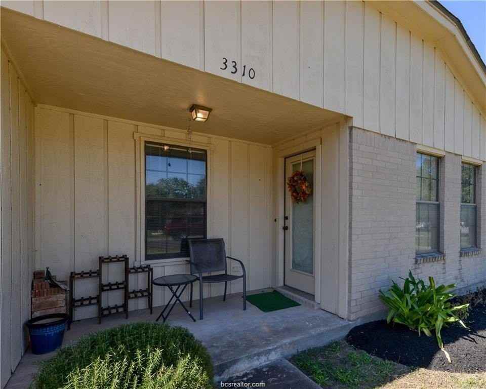 3310 Dallis Dr - Photo 3 of 16