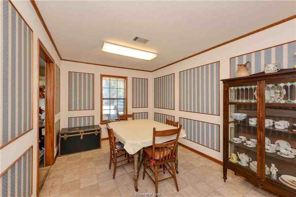 3310 Dallis Dr - Photo 5 of 16