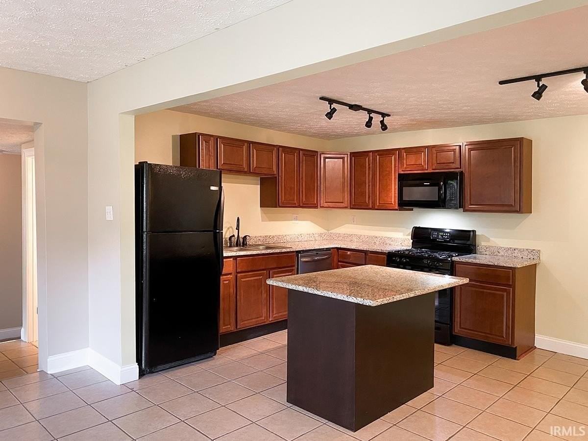 905 S Lincoln St - Photo 6 of 36