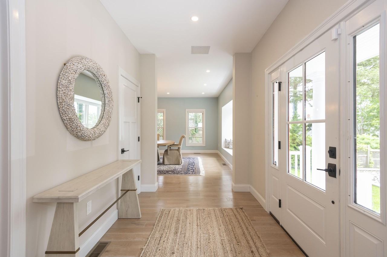 4 Leslie St - Photo 4 of 44