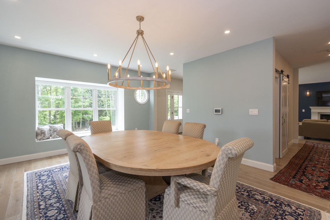 4 Leslie St - Photo 6 of 44