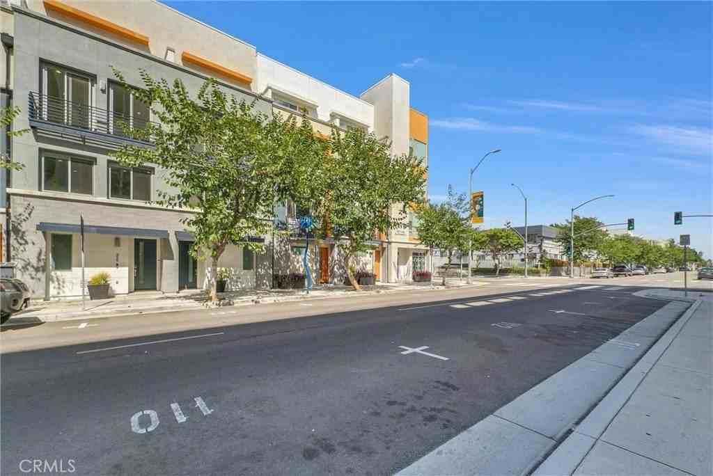 359 E Broadway - Photo 2 of 29