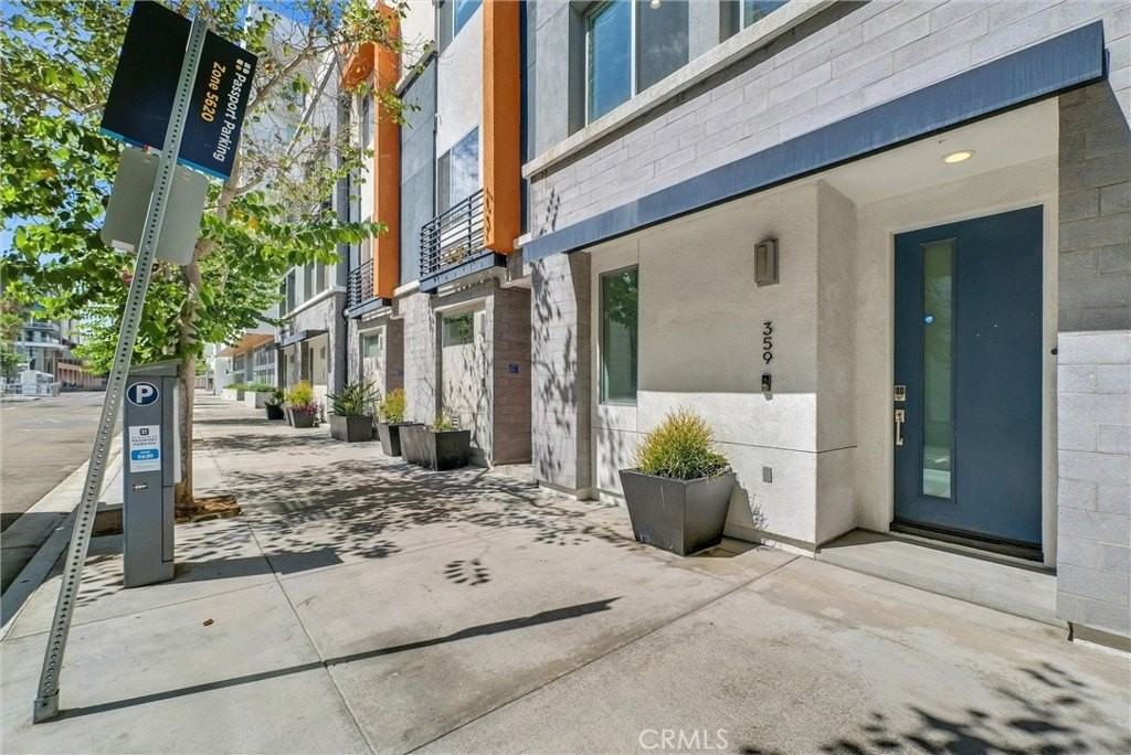 359 E Broadway - Photo 3 of 29