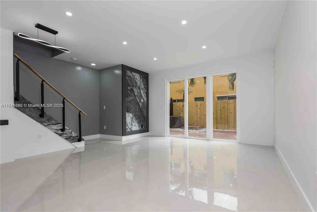 939 Northeast 42nd Terrace - Photo 2 of 8