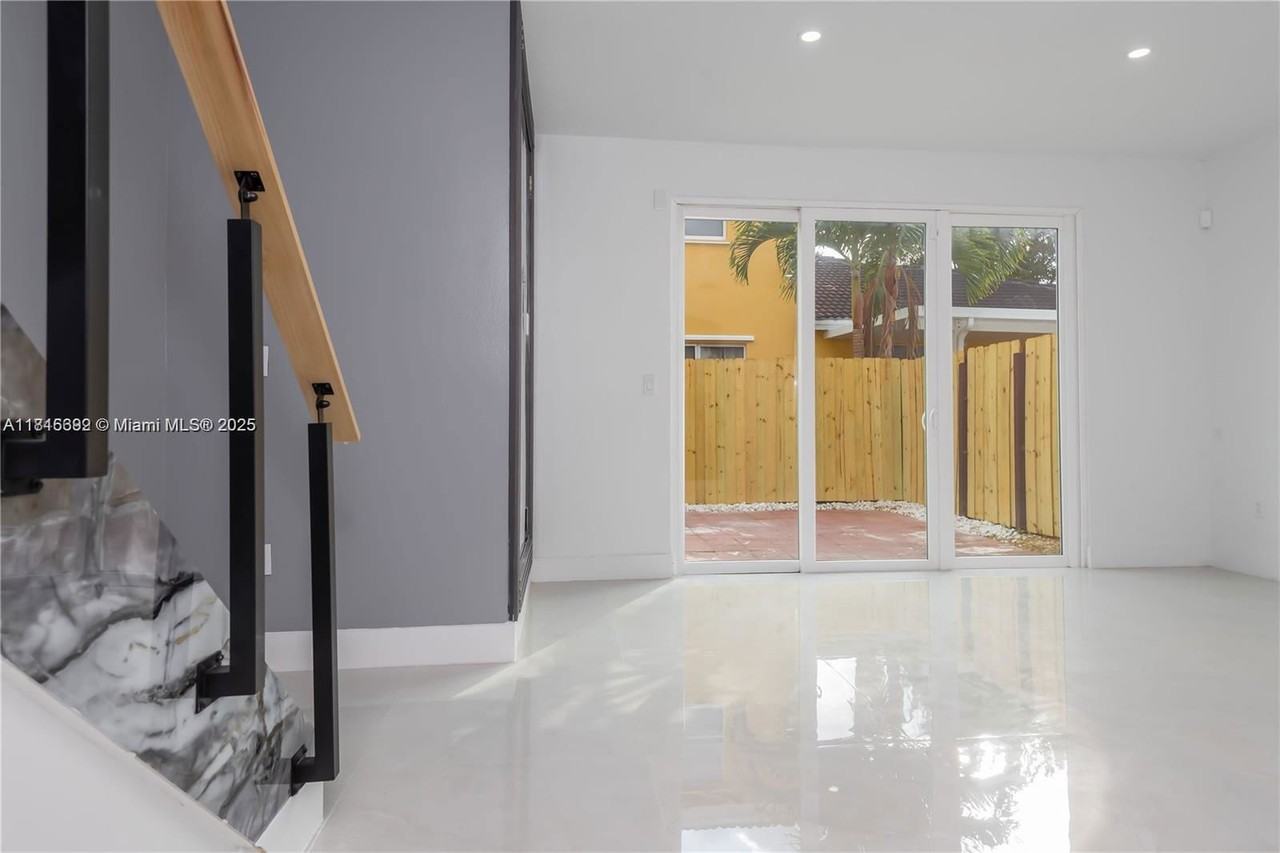 939 Northeast 42nd Terrace - Photo 3 of 8