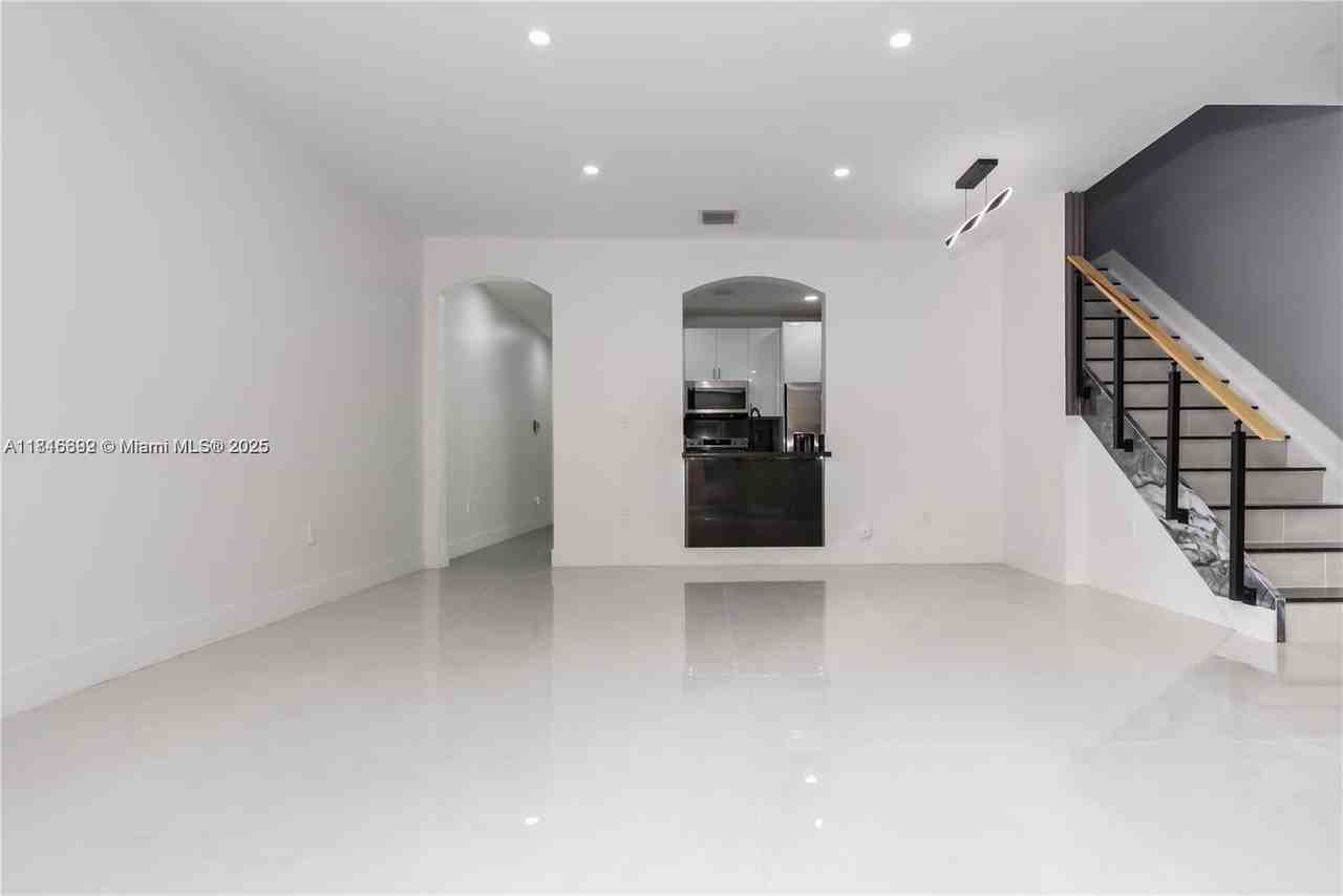 939 Northeast 42nd Terrace - Photo 5 of 8