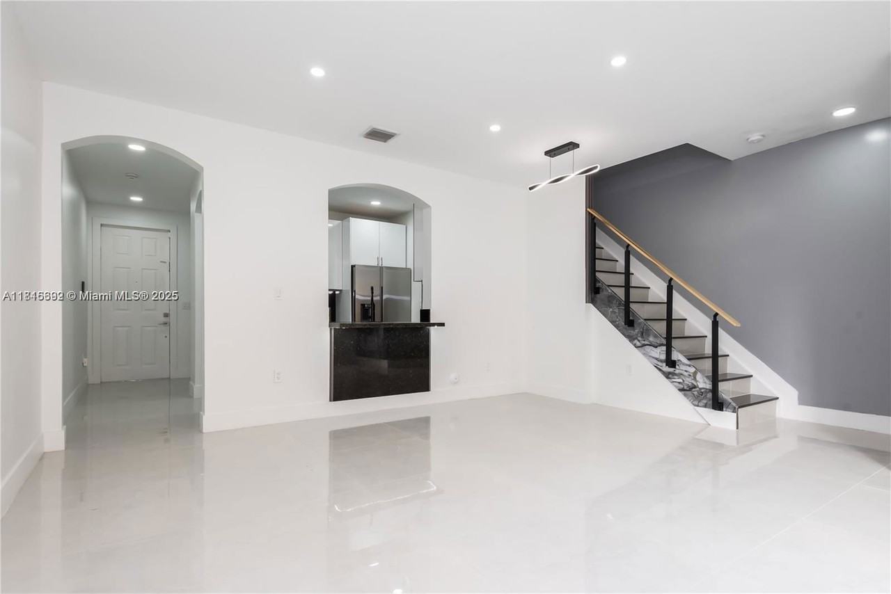 939 Northeast 42nd Terrace - Photo 6 of 8