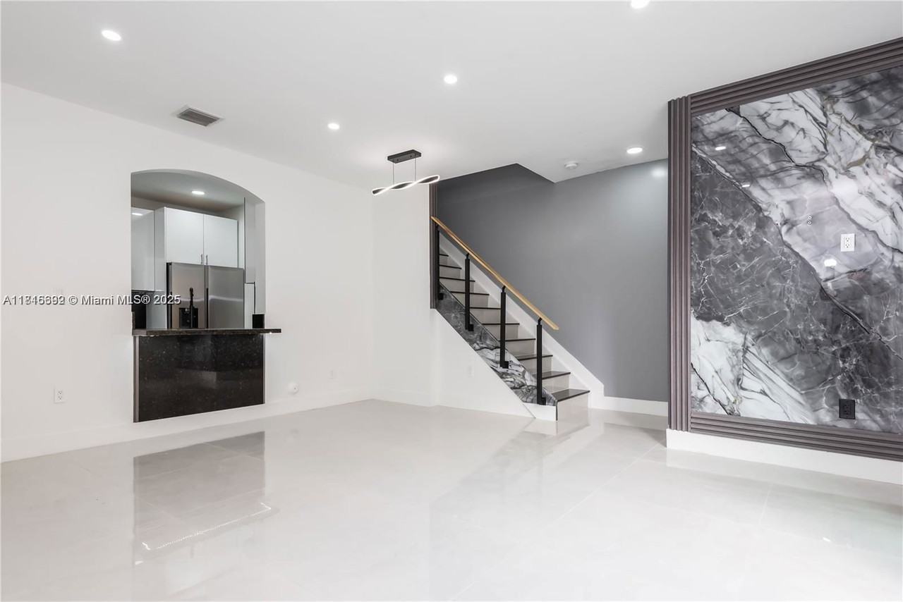 939 Northeast 42nd Terrace - Photo 7 of 8