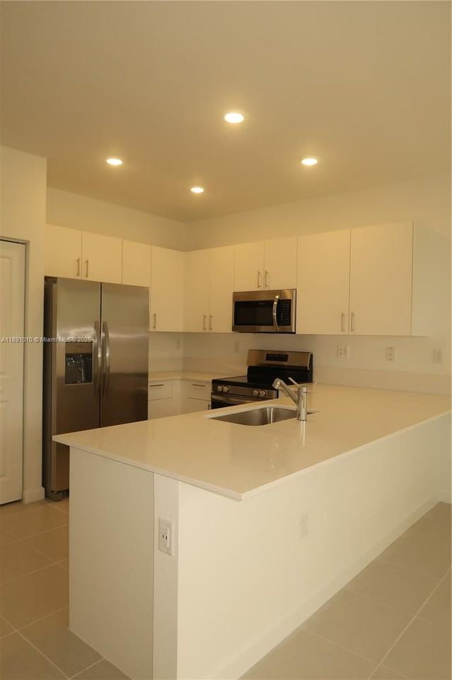 1505 Se 27th Rd - Photo 2 of 8