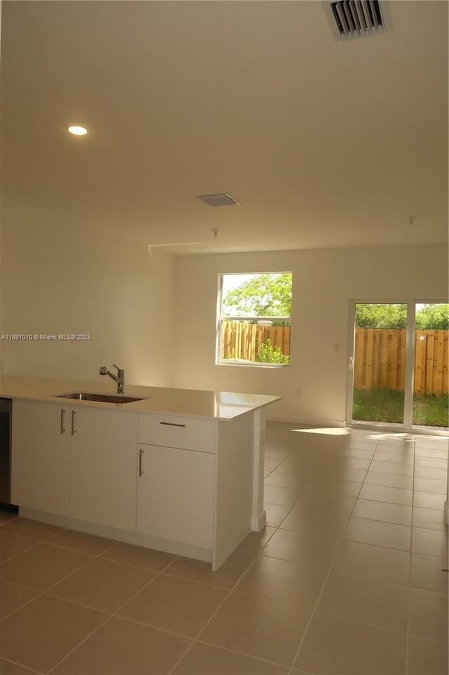 1505 Se 27th Rd - Photo 3 of 8