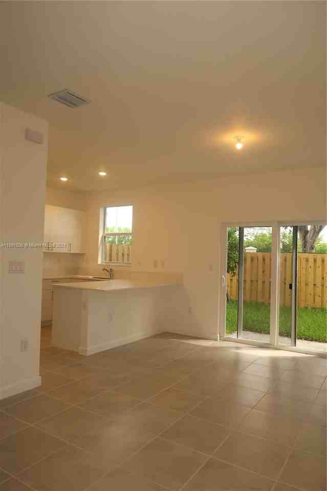 1509 Se 27th Rd - Photo 3 of 8
