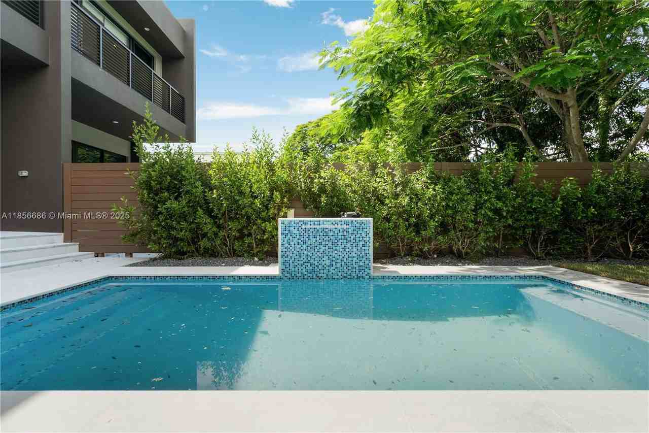 2842 Sw 32nd Ct #SFH - Photo 4 of 8