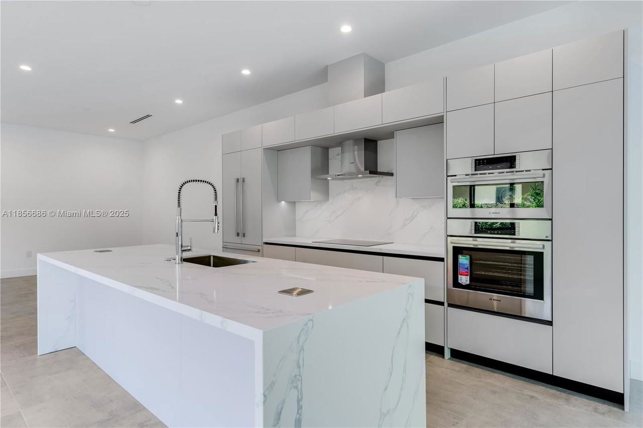 2842 Sw 32nd Ct #SFH - Photo 5 of 8