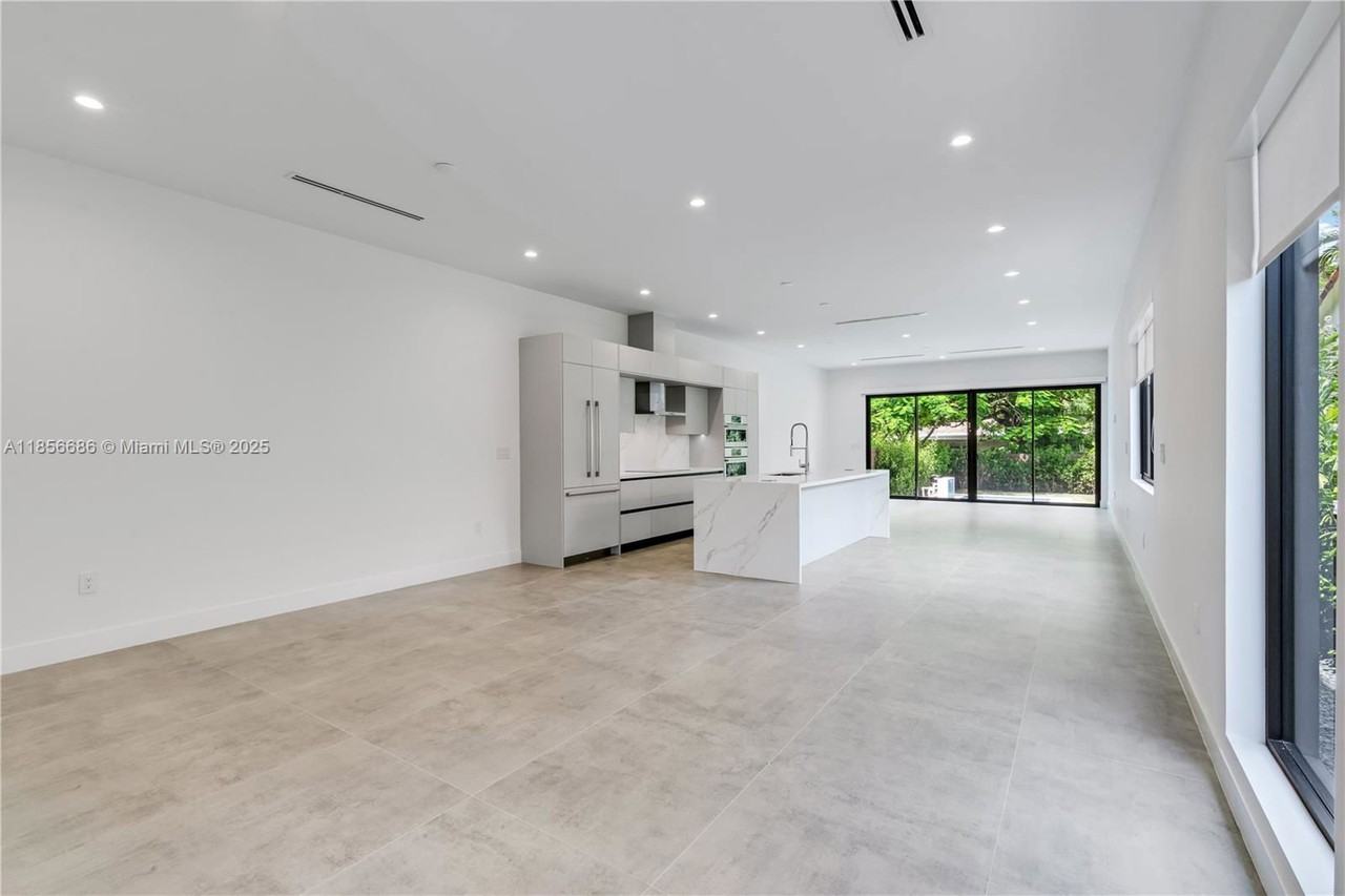 2842 Sw 32nd Ct #SFH - Photo 6 of 8