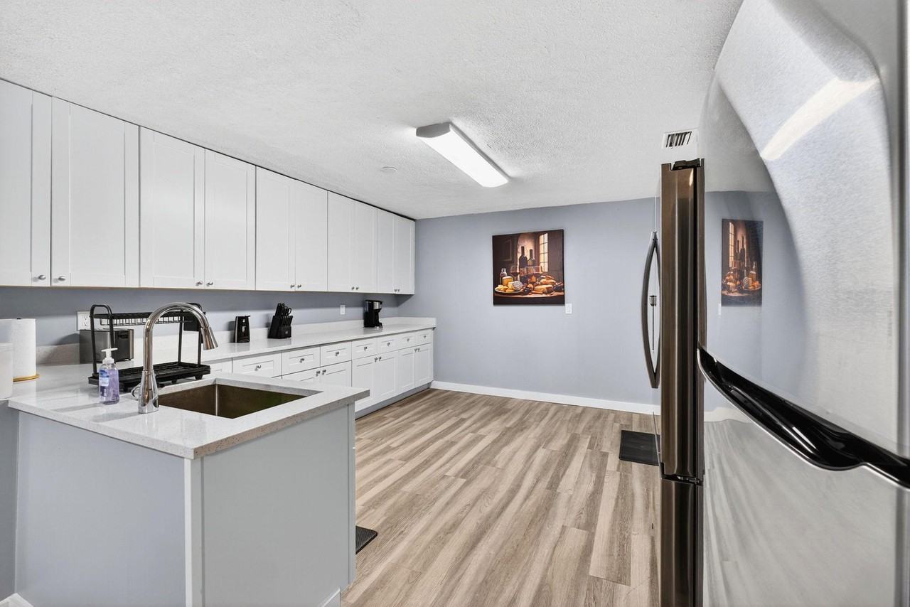 E Powhatan Ave - Photo 5 of 14