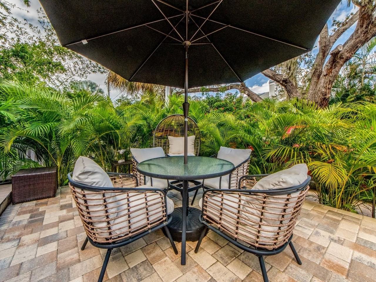 557 Florida Ave - Photo 3 of 39