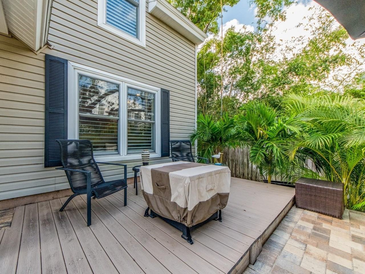 557 Florida Ave - Photo 4 of 39