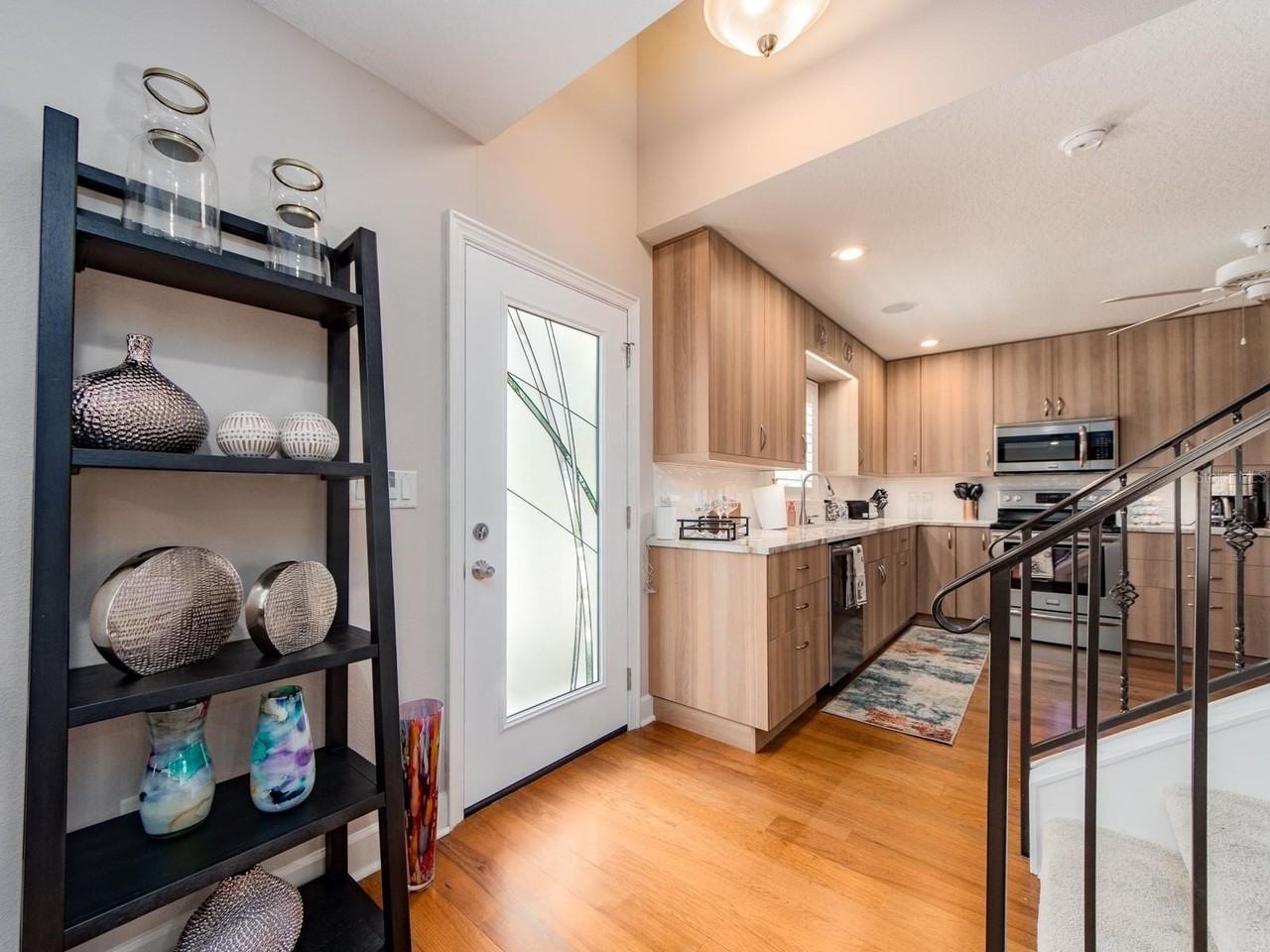 557 Florida Ave - Photo 6 of 39