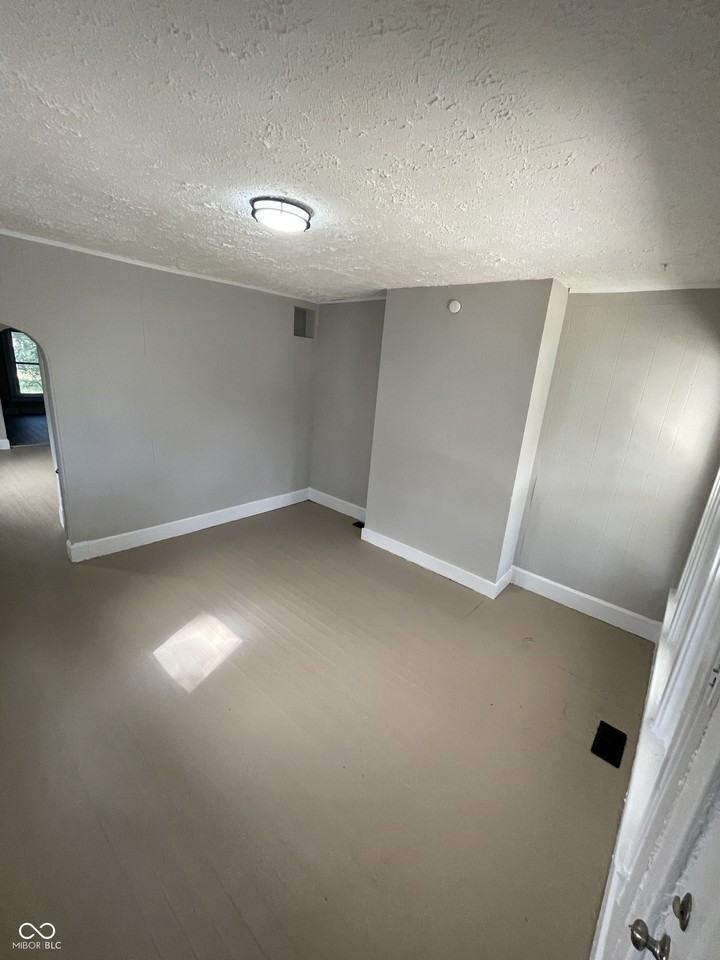 1005 Harlan St - Photo 4 of 18