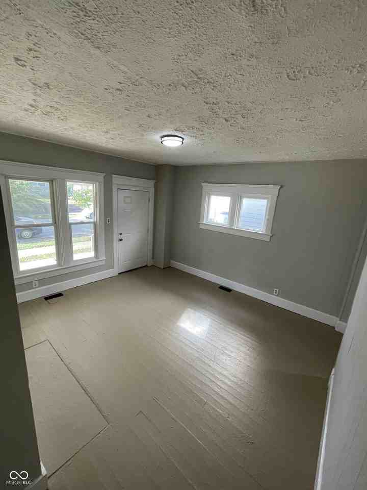 1005 Harlan St - Photo 5 of 18