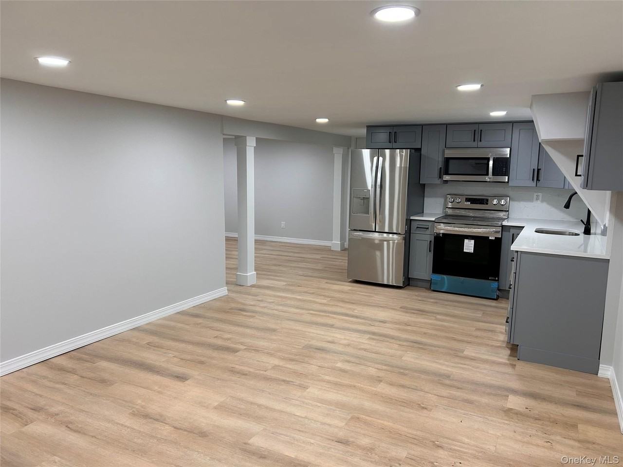 660 Great Neck Rd - Photo 2 of 9