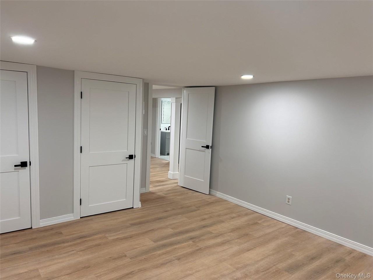 660 Great Neck Rd - Photo 3 of 9