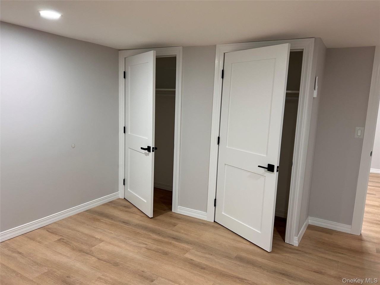 660 Great Neck Rd - Photo 7 of 9