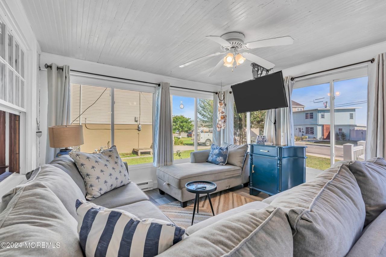 320 Sunset Dr S - Photo 6 of 12