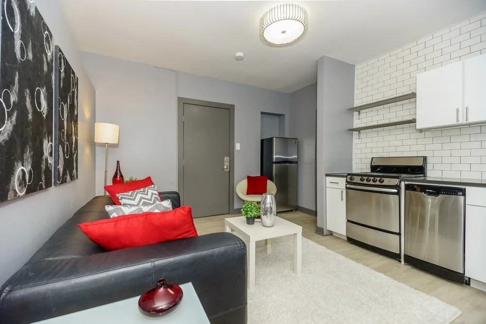 944 W Montrose Ave #103 - Photo 3 of 9