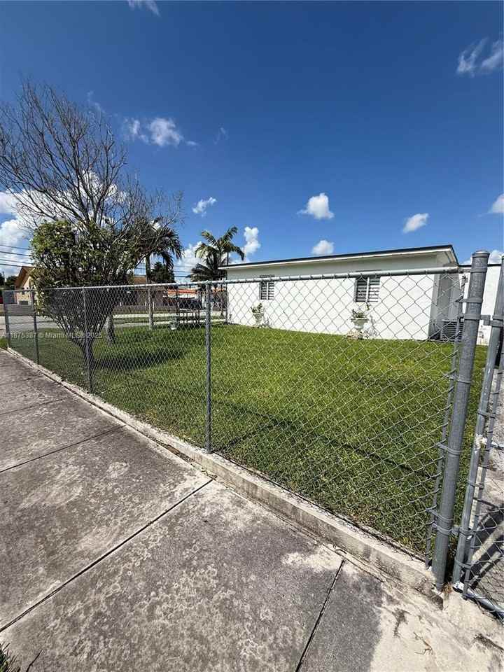 2445 Sw 90th Ave #1 - Photo 2 of 8