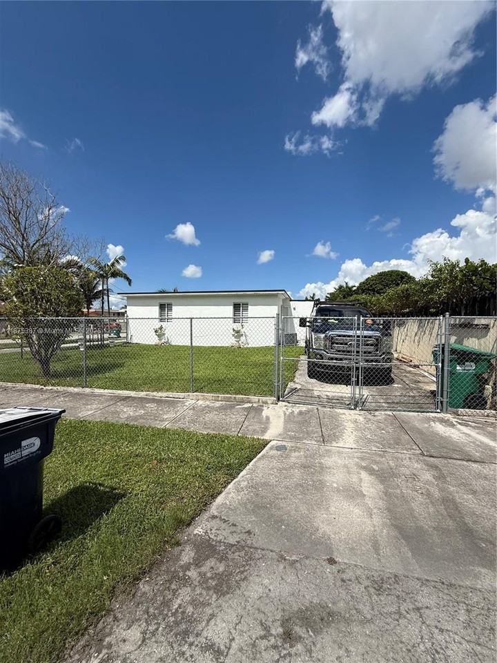 2445 Sw 90th Ave #1 - Photo 3 of 8