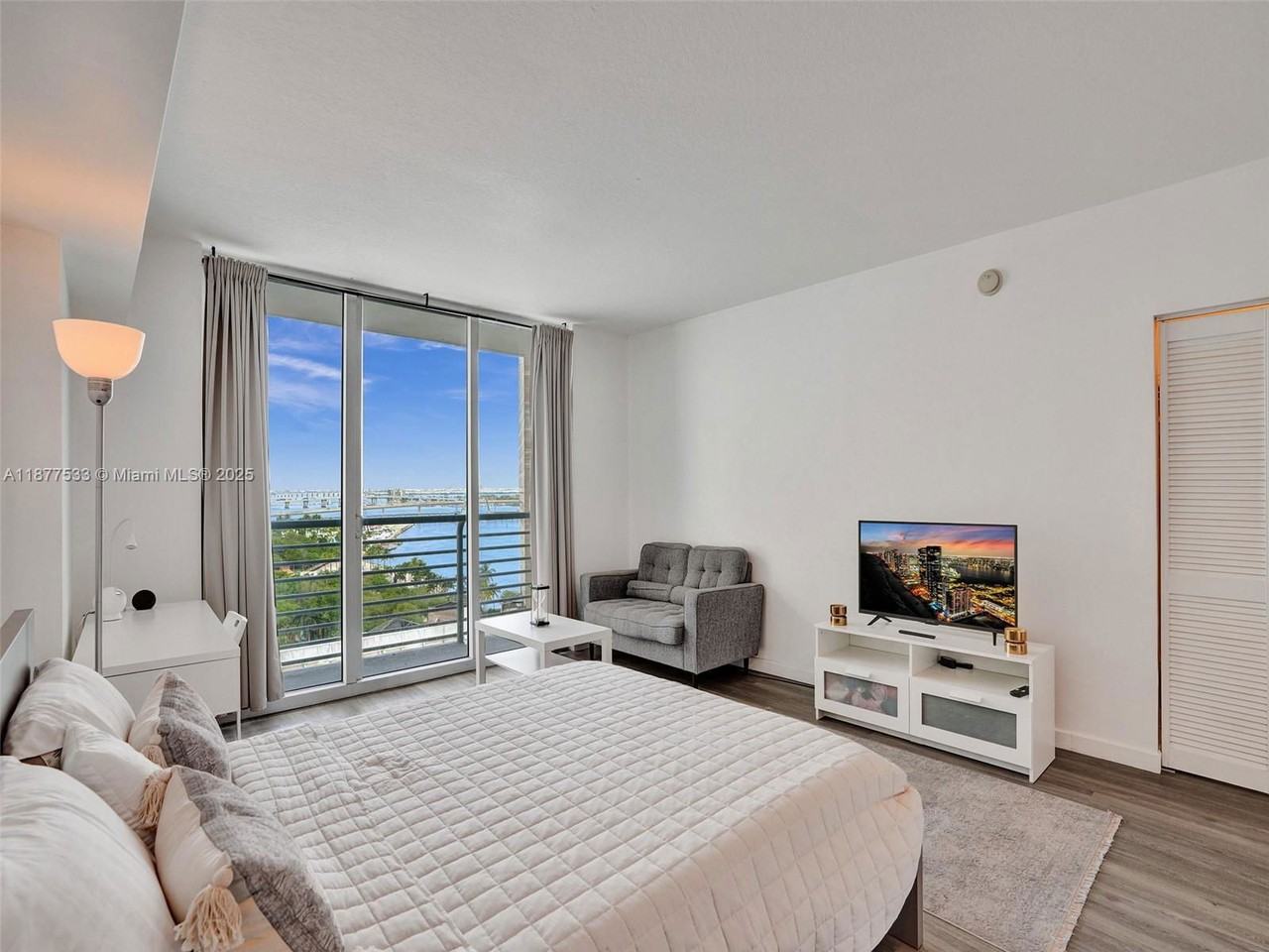 325 S Biscayne Blvd #1520 - Photo 3 of 8