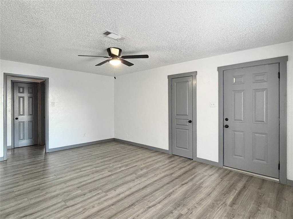 2526 Louise St #B - Photo 3 of 11