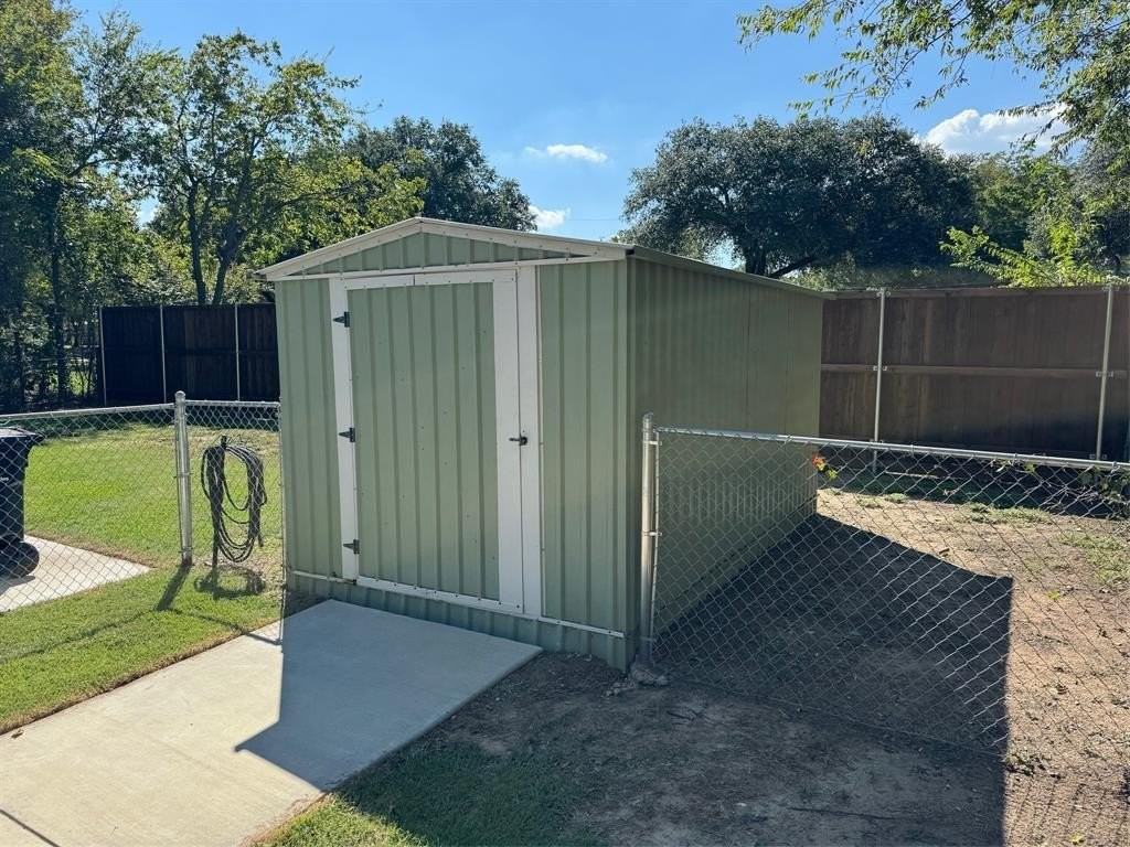 917 Anna St - Photo 5 of 18