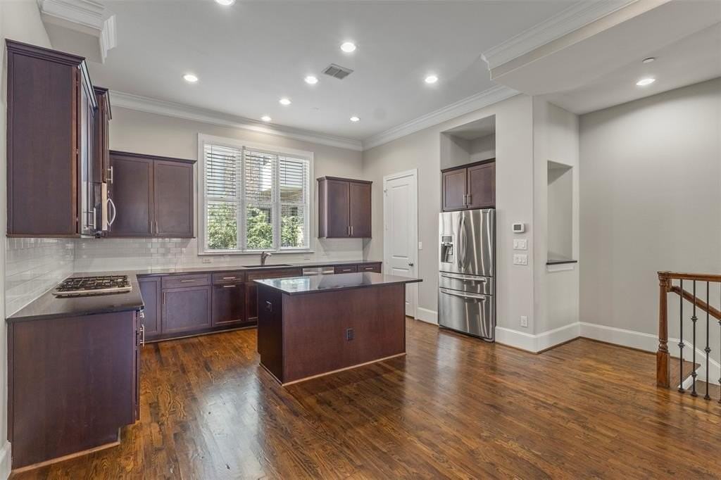 643 S Cesar Chavez Blvd - Photo 3 of 33