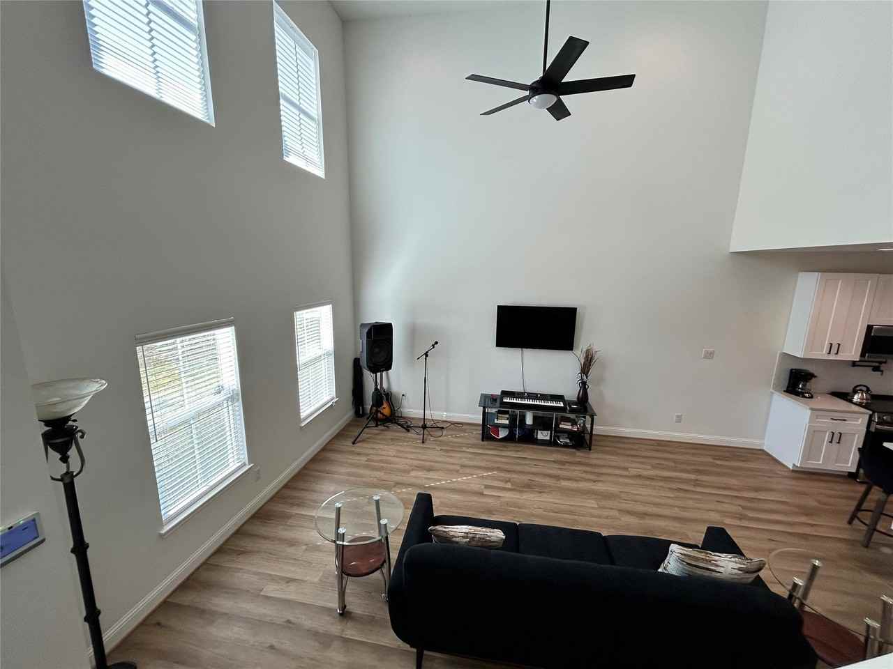 12011 Rockview Dr - Photo 5 of 24