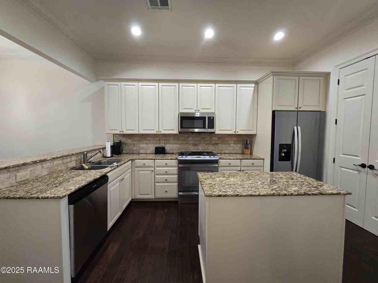 208 Traditions Dr - Photo 4 of 19