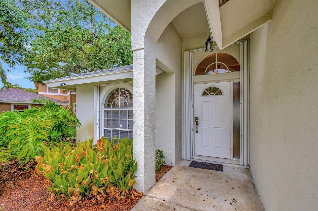 13796 Yarmouth Dr - Photo 3 of 33