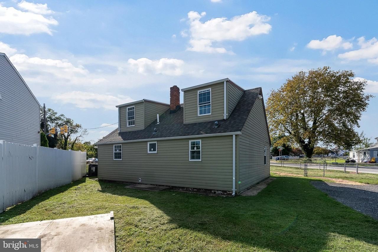 3301 Sollers Point Rd - Photo 5 of 23