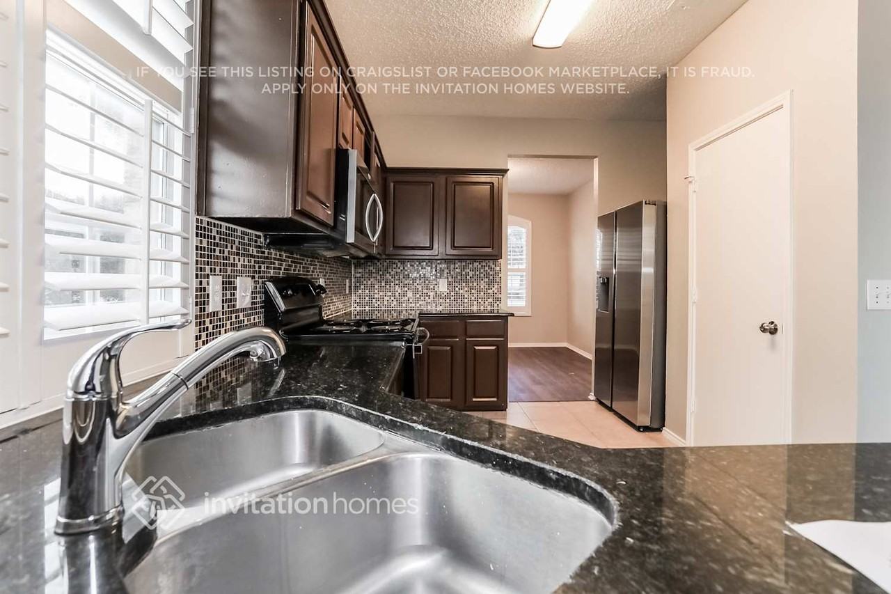 1616 Lansdale Dr - Photo 4 of 15